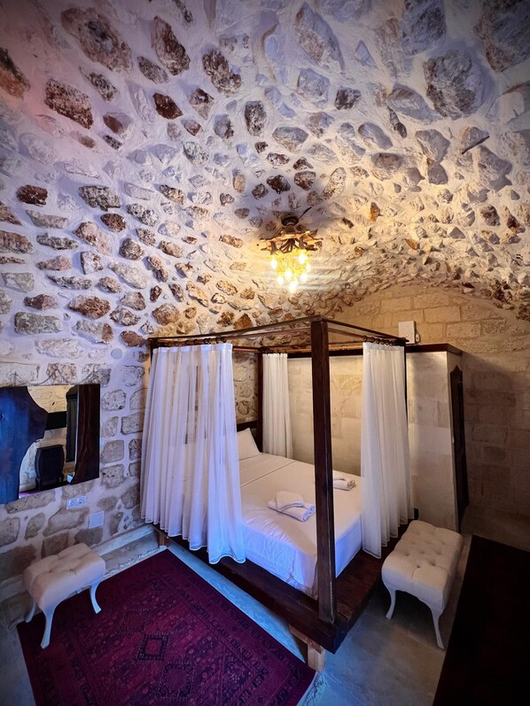 ASUR 7 | Minibar, desk, laptop workspace, blackout drapes - Şahmeran Otel Cafe Restoran  (Midyat)