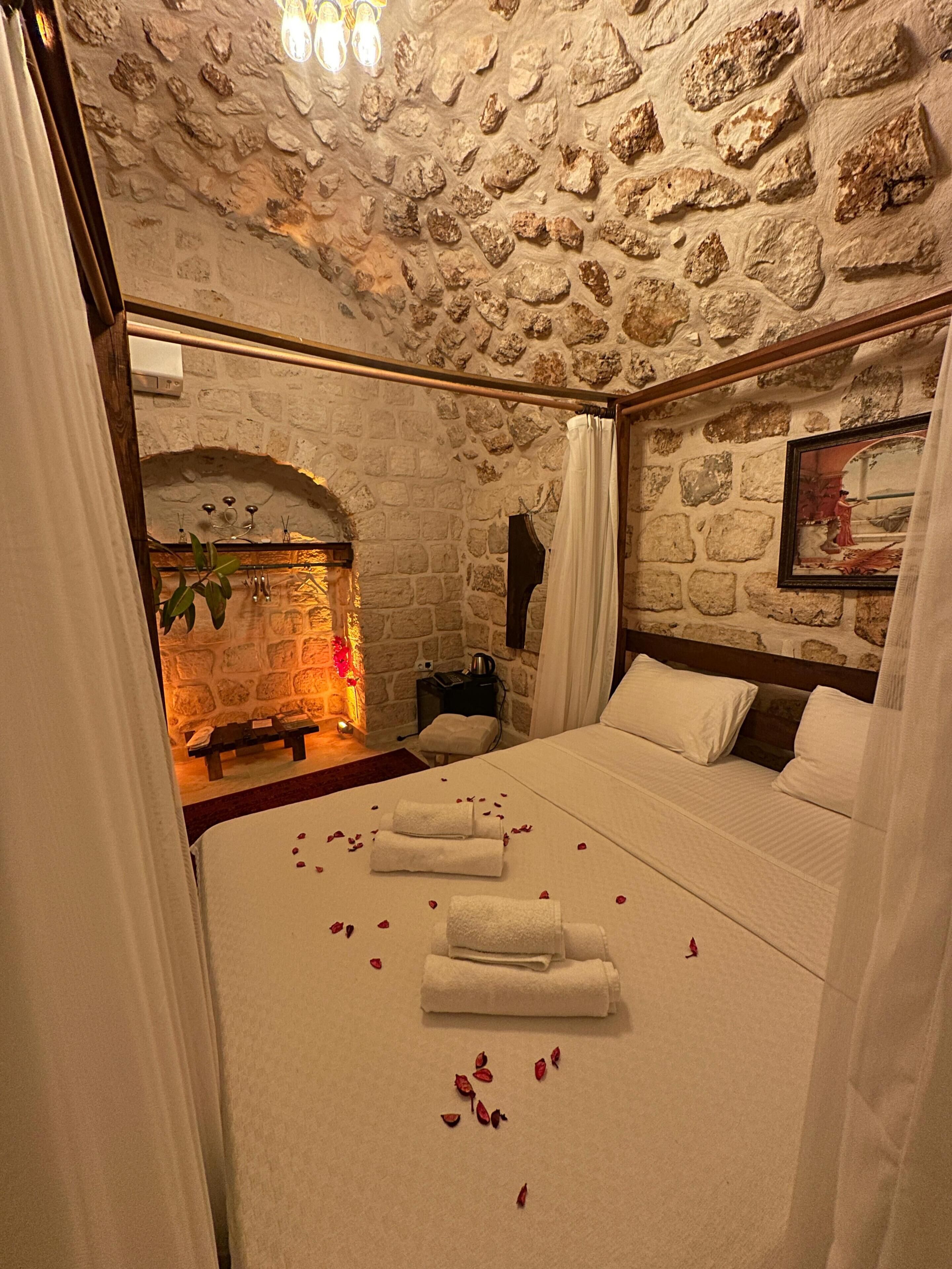 ميني بار ومكتب ومساحة عمل للكمبيوتر المحمول وستائر تعتيم