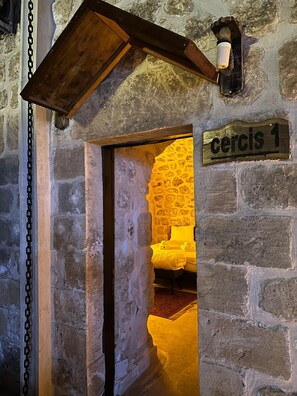 Minibar, desk, laptop workspace, blackout curtains - Şahmeran Otel Cafe Restoran  (Midyat)