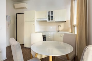 Apartamento | Cozinha privada | Cafeteira/chaleira, chaleira elétrica, mesas de jantar