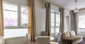 Appartement | Woonruimte | Een 32-inch flatscreentelevisie met kabelzenders