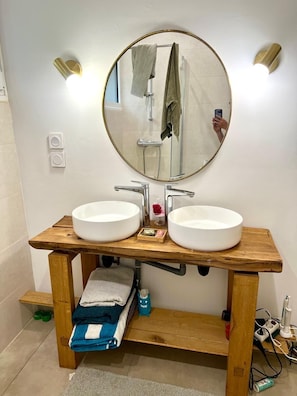 Shower, hair dryer, towels, soap - Country house, beautiful view, ideally located in Ardèche  (Saint-Péray)