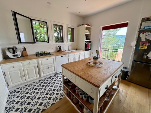 Country house, beautiful view, ideally located in Ardèche 