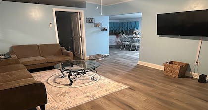 Charming modern cottage, in Crawfordville with extra parking for your boat.