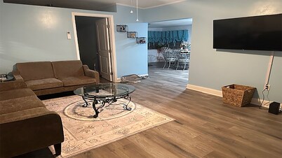 Charming modern cottage, in Crawfordville with extra parking for your boat.