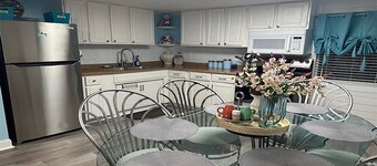 Charming modern cottage, in Crawfordville with extra parking for your boat.