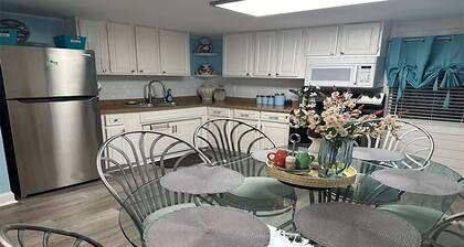 Charming modern cottage, in Crawfordville with extra parking for your boat.