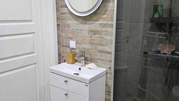 Doccia, asciugacapelli, asciugamani, sapone