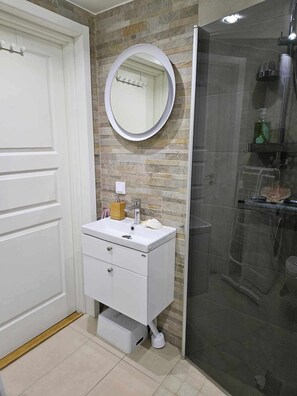 Douche, sèche-cheveux, serviettes fournies, savon