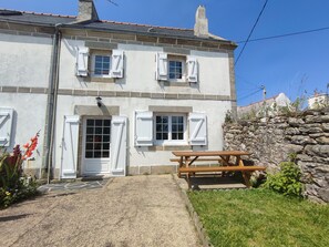 Outdoor dining - Maison Bretonne à la Pointe du Raz (Plogoff)