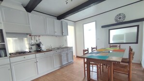 Coffee/tea maker, fridge, microwave, stovetop - Maison Bretonne à la Pointe du Raz (Plogoff)
