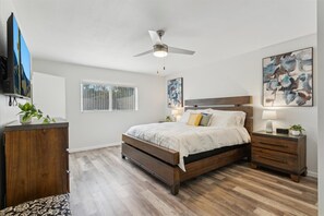 3 bedrooms, desk, iron/ironing board, travel crib - Old Town, Sun Devils, Tempe, Papago, Zoo, Cubs, Giants, WM Open, and more! (Scottsdale)
