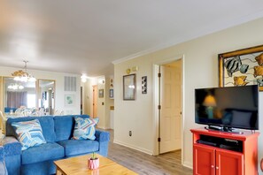 TV, DVD player, books - Oceanfront Carolina Beach Condo, Steps to Shore! (Carolina Beach)