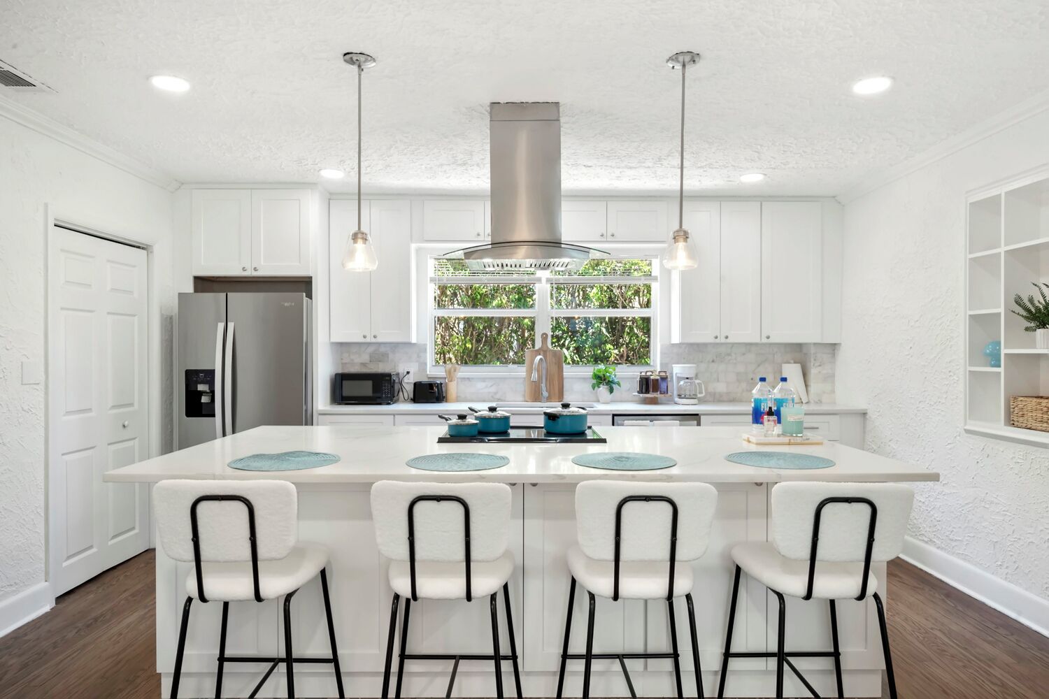 ثلاجة، ميكروويف، فرن، موقد طهي مسطح