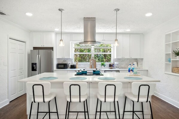 冷蔵庫、電子レンジ、オーブン、�コンロ