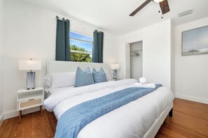 3 室のベッドルーム、デスク、WiFi、ベッドシーツ