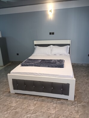 Comfort-Zimmer, eigenes Bad | Select-Comfort-Betten, kostenloses WLAN, Bettwäsche