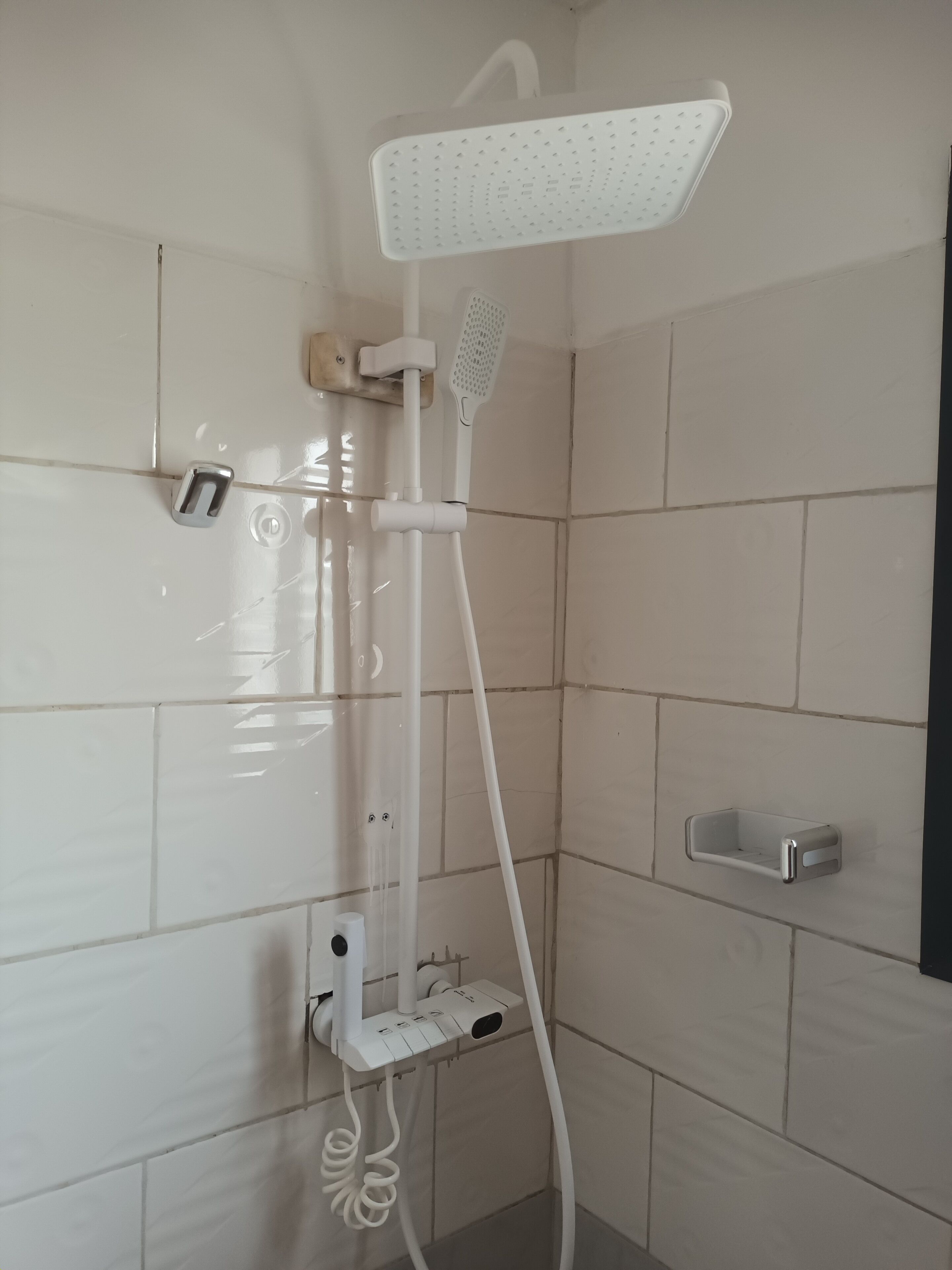 Habitación Confort, baño privado | Baño | Regadera, regadera tipo lluvia, amenidades de baño gratuitas 