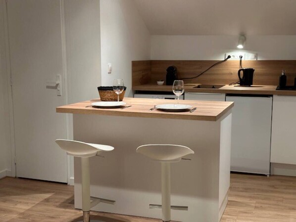 Fridge, oven, stovetop, coffee/tea maker