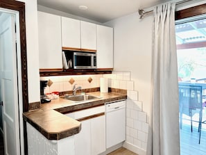 Cabana clássica, 1 quarto, cozinha, vista para o lago | Cozinha privada | Geladeira, micro-ondas, fogão, cooktop