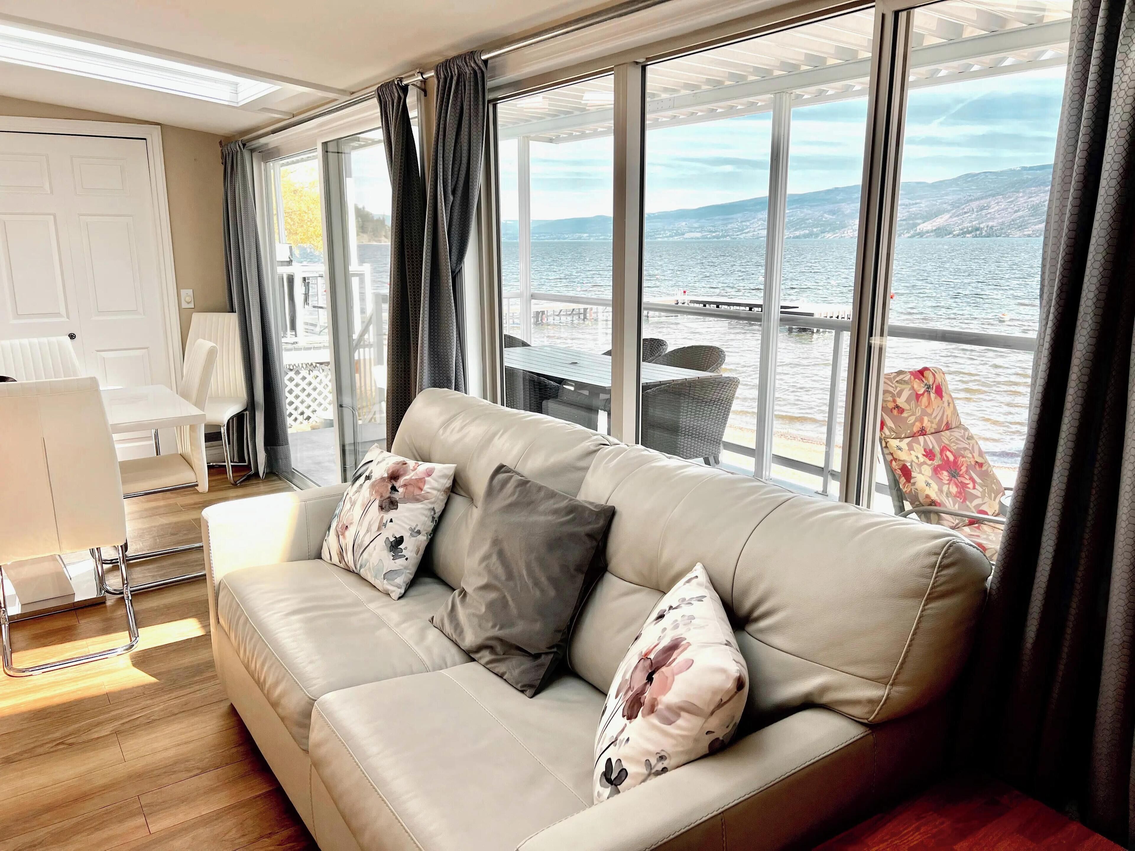 Classic Cabin 6 - 2 Queen Bedrooms + Queen Sofa Bed, 2 Bathrooms, Kitchen & Beachfront Views | Living area | 43-inch Smart TV with digital channels, Netflix, streaming services