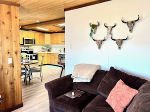 Casa de campo luxo, vista para o lago | Sala de estar | Smart TV 43 polegadas com canais digitais, Netflix