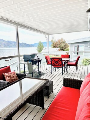 Classic Cabin 14 - 2 Queen Bedrooms +  1 Single Pull-out Couch, 1 Bathroom, Kitchen & Lakefront View | Balcony - Peachland Beach Resort (Peachland)