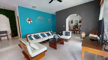 Casa familiar, aire acondicionado | Área de sala de estar | Televisión de plasma de 60 cm con canales por cable