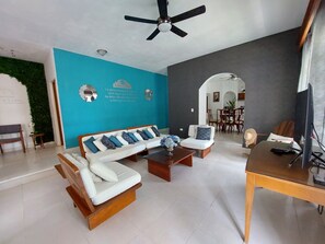 Rumah Keluarga, AC | Area keluarga | Televisi plasma 60-cm dengan saluran TV kabel dan lantai berpemanas