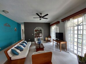 Family House, Air conditioning | Living area | 60-cm plasma TV with cable channels, heated floors - Hospedaje Serenity Home Mérida (Mérida)