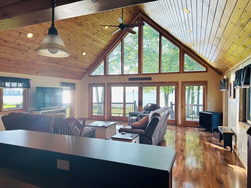 Riverfront Cottage with a Majestic View- Hidden Gem 