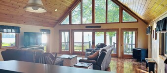 Riverfront Cottage with a Majestic View- Hidden Gem 