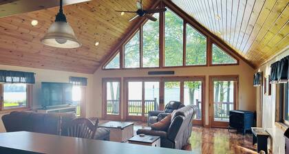 Riverfront Cottage with a Majestic View- Hidden Gem