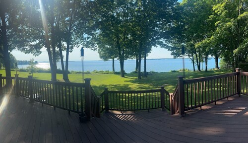 Riverfront Cottage with a Majestic View- Hidden Gem 