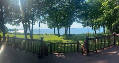 Riverfront Cottage with a Majestic View- Hidden Gem