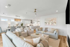 Una televisión, una chimenea