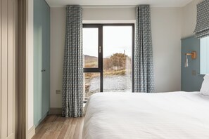 4 bedrooms, iron/ironing board, travel cot, Internet