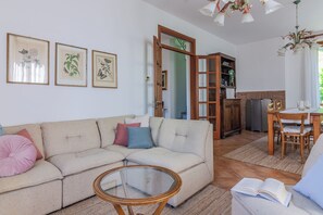 House, Lake View | Living area | 35-inch TV with digital channels - Villa Gard by Wonderful Italy (Bellagio)