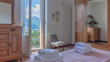 Nhà, quang cảnh hồ | 4 phòng ngủ, bàn ủi/dụng cụ ủi quần áo