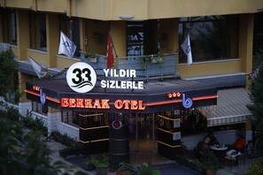 The exterior of the Beyrak Hotel with a sign indicating it is a Yildir Sizerle hotel. - Berrak Otel (Salihli)