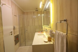 Habitación empresarial doble, vista a la ciudad | Baño | Pantuflas 