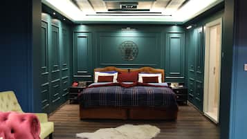 Suite Deluxe | 1 habitación, minibar, caja de seguridad en la habitación y escritorio