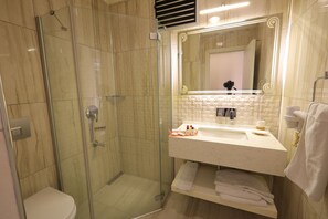 Kahden hengen businesshuone (kaksi sänkyä), kaupunkinäköala | Kylpyhuone | Tohvelit