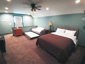 4 makuuhuonetta, työpöytä, silitysrauta/-lauta, vauvan matkasänky