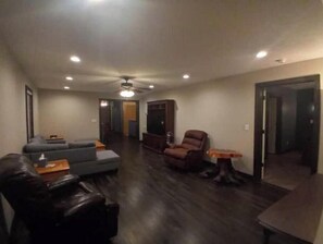 Smart TV, DVD player, video library - Roomy House on 2 private acres above the cliffs at Summersville Lake

 (Summersville)