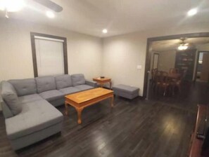 Smart TV, DVD player, video library - Roomy House on 2 private acres above the cliffs at Summersville Lake

 (Summersville)