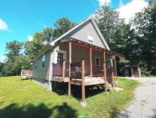 Roomy House on 2 private acres above the cliffs at Summersville Lake

