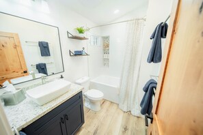 Sèche-cheveux, serviettes fournies, savon, shampoing