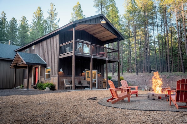 Property grounds - Remote 2-bedroom house in beautiful Flagstaff with AC (Flagstaff)