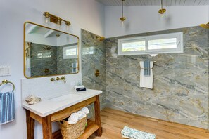 Ducha, secador de pelo, toallas